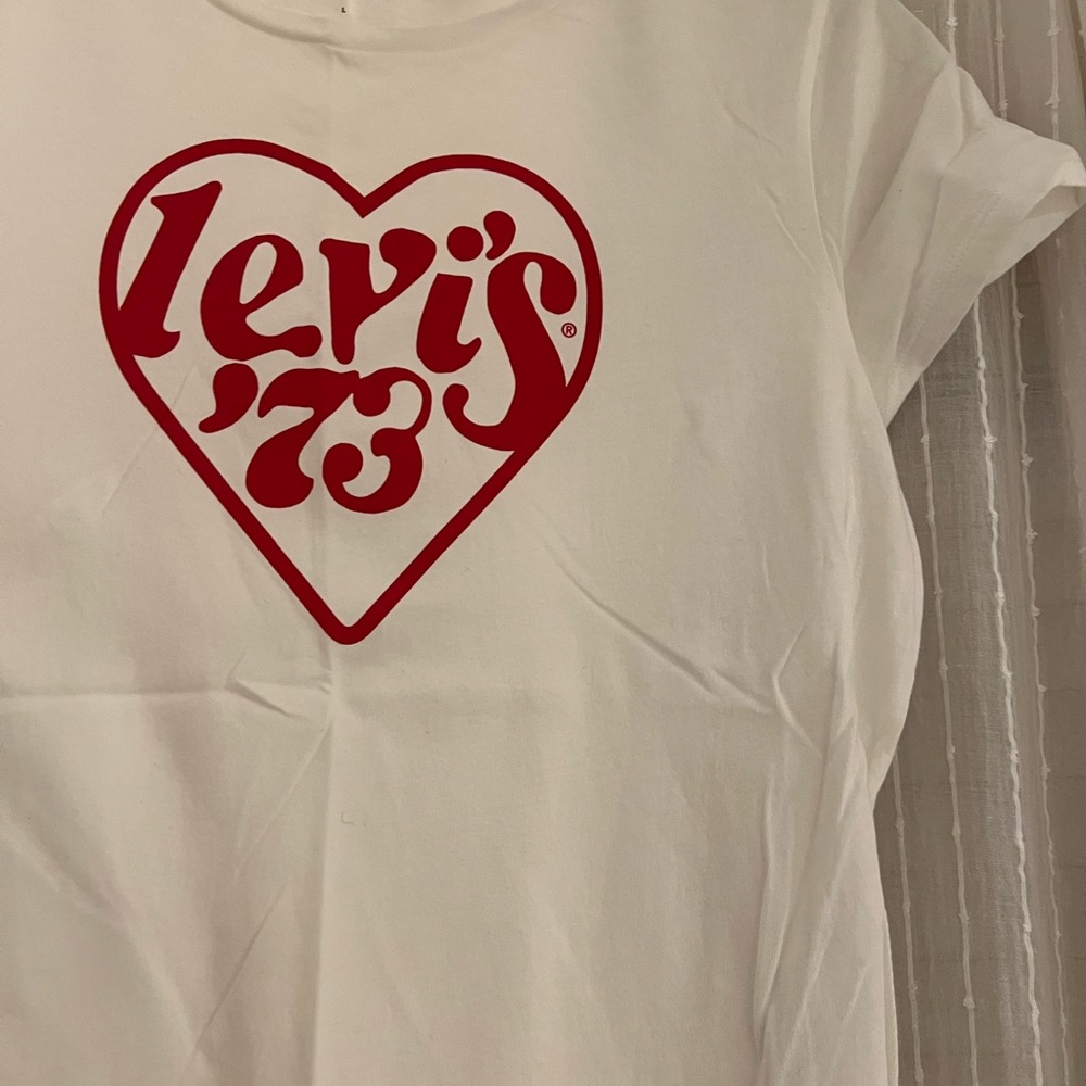 Women’s Levi’s T-shirt